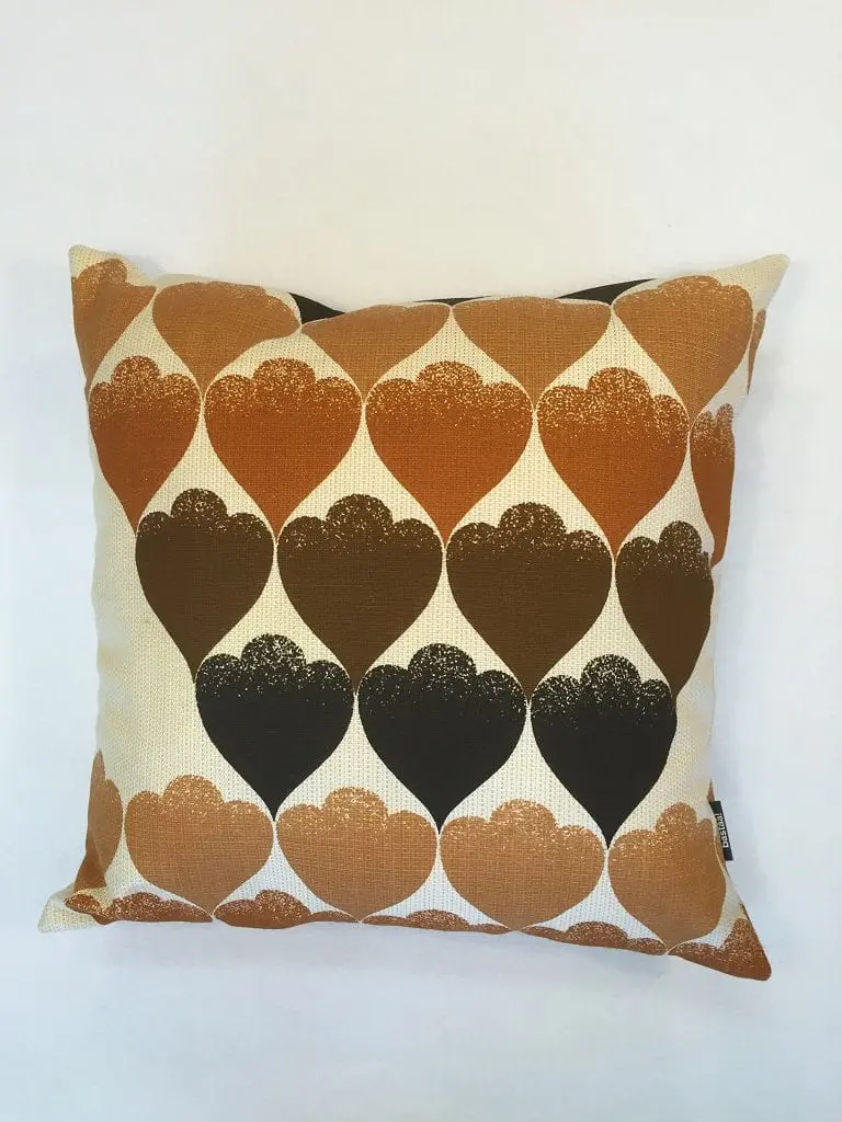 handgemaakt kussen vintage stof bruine hartjes