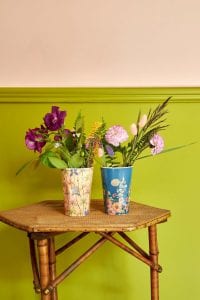 grote melamine bekers als vaas