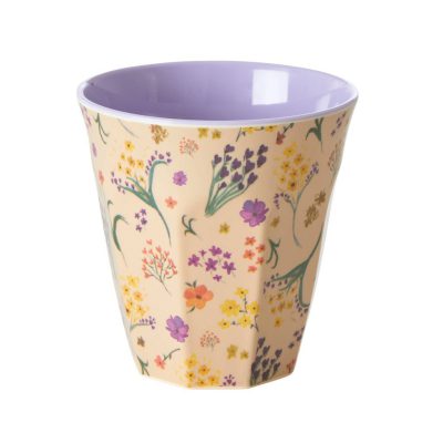 beker met lila bloemen