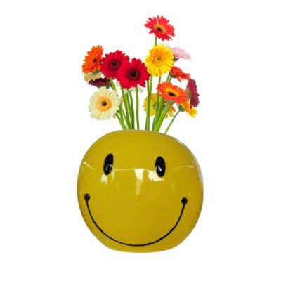 gele smily vaas van keramiek met zwarte ogen mond