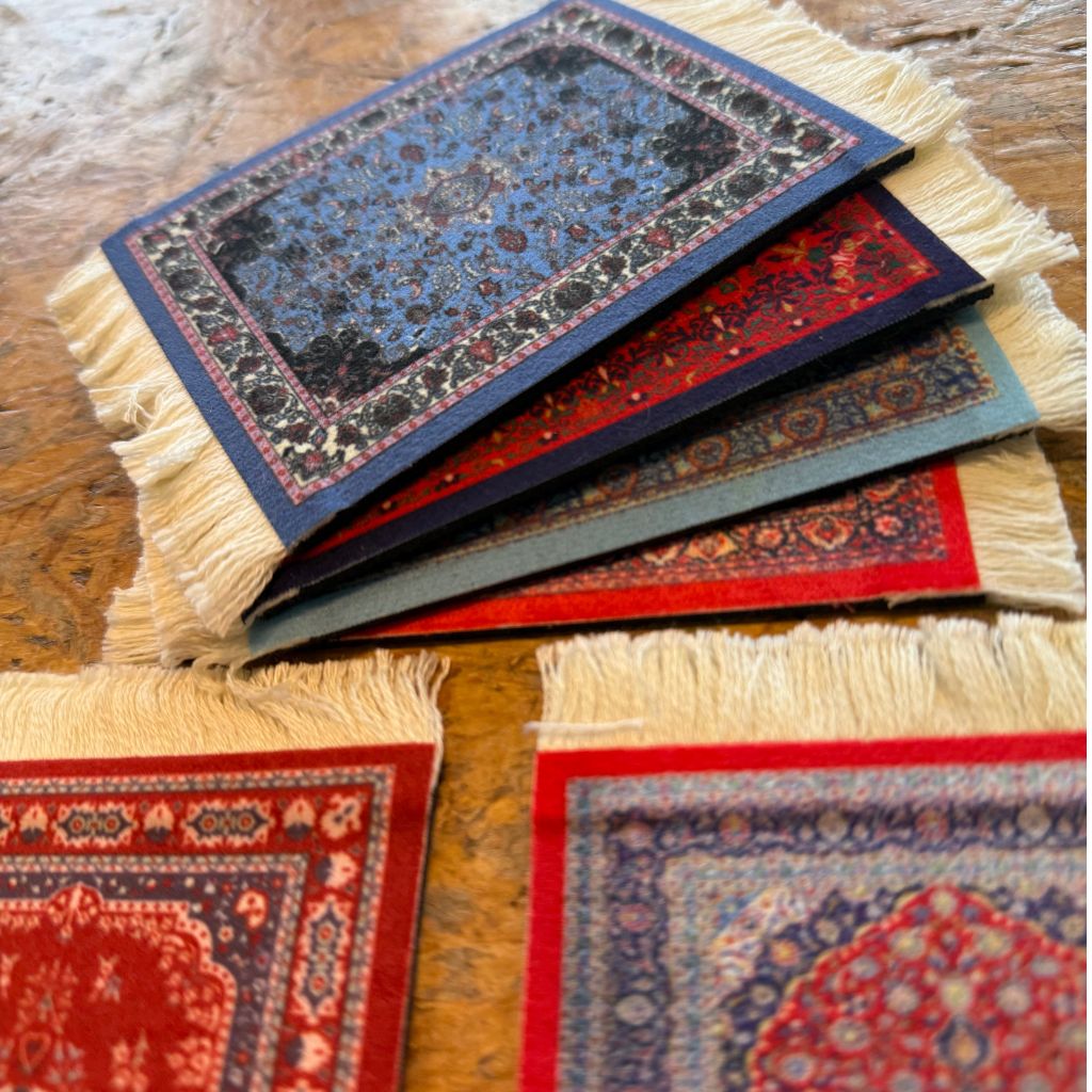 perzische vloerkleedje als onderzetter voor glazen