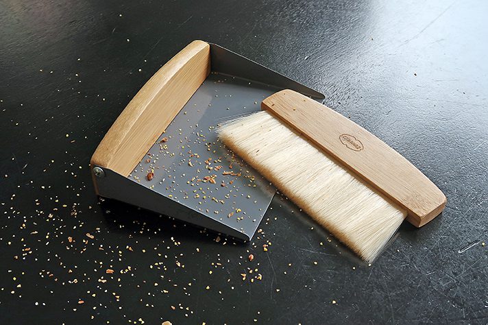 veger voor kruimels op tafel