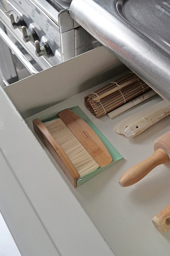 vegertje voor kruimels op tafel