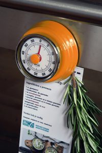 retro kookwekker met magneet oranje