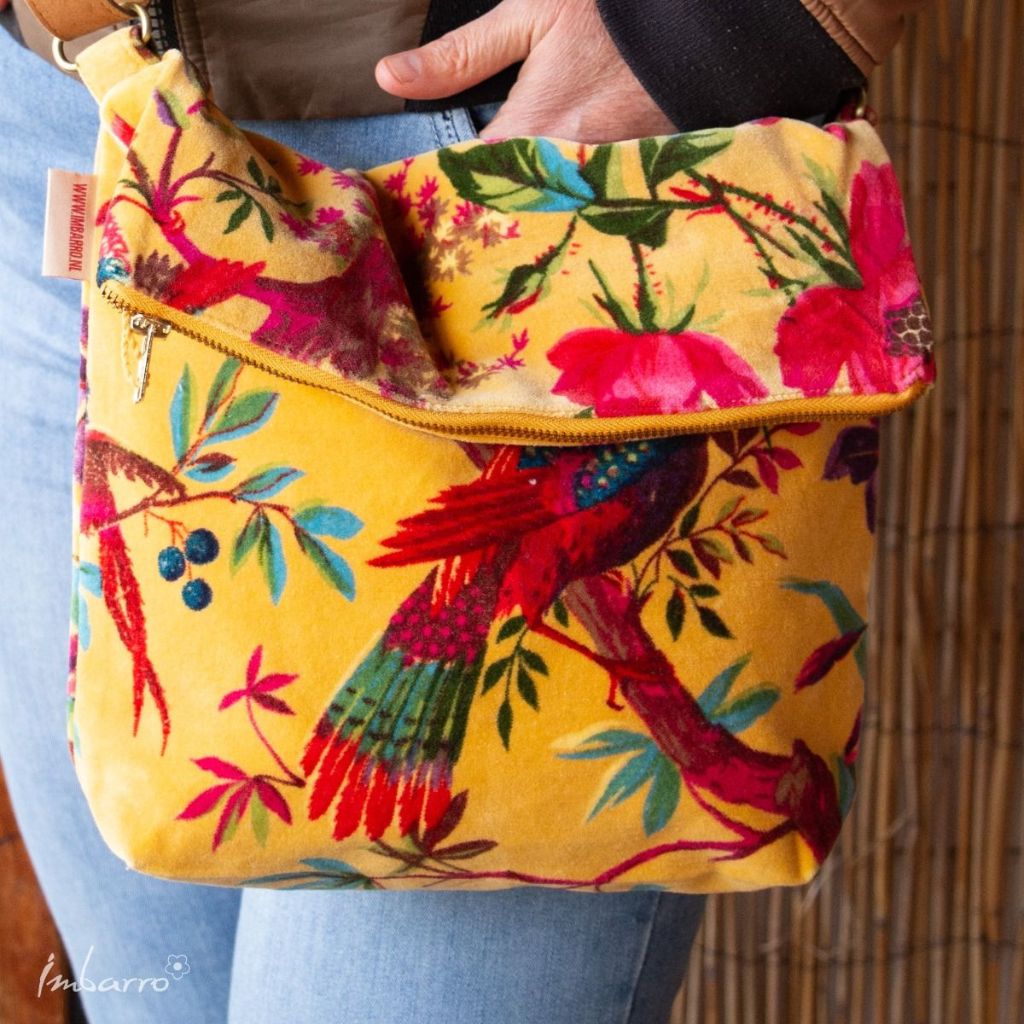 schoudertas met paradise print in geel fluweel