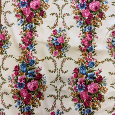 kleine bloementjes in helder kleuren patroon ecru en bloemen in roze en blauw met groen