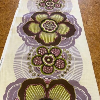 stof met grote bloemen jaren 70 retro stijl