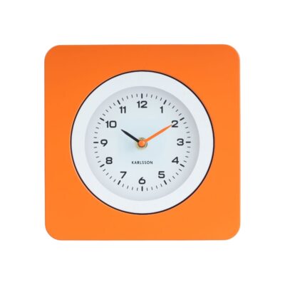 retro wand klok oranje met witte wijzerplaat merk Karlsson