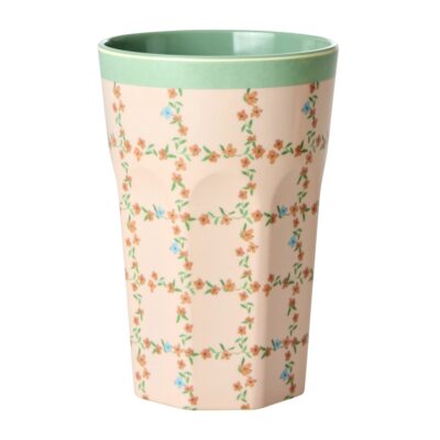 large melamine beker van kleine bloemetjes in blokvorm, zachtroze met groen binnenkant