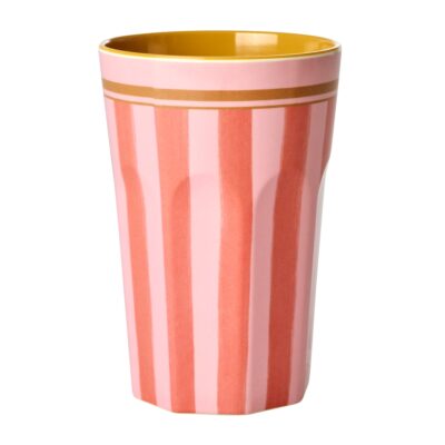 grote beker van melamine met strepen in rood en roze, binnenkant oker geel