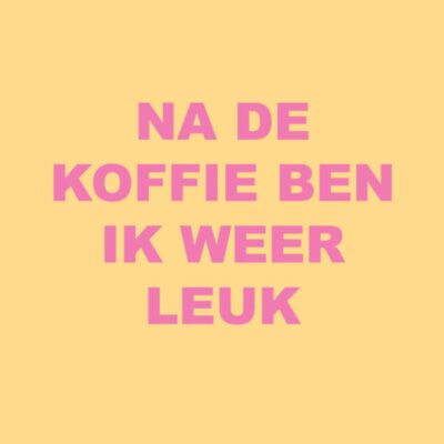 zacht geel tegeltje met tekst "na de koffie ben ik weer leuk" met roze letters
