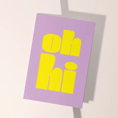 lila wenskaart A6 met tekst in fel geel Oh Hi