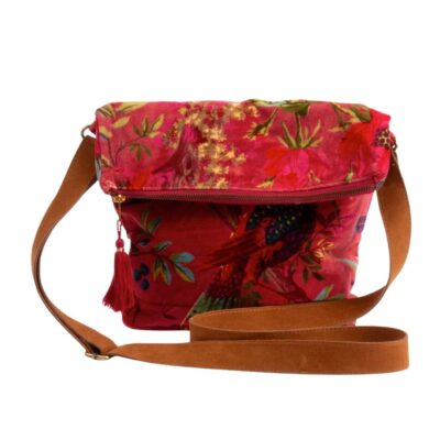 schoudertas van fluweel in donker roze kleur met paradise print