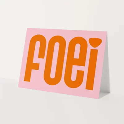 wenskaart met de tekst foei in het oranje met roze achtergrond