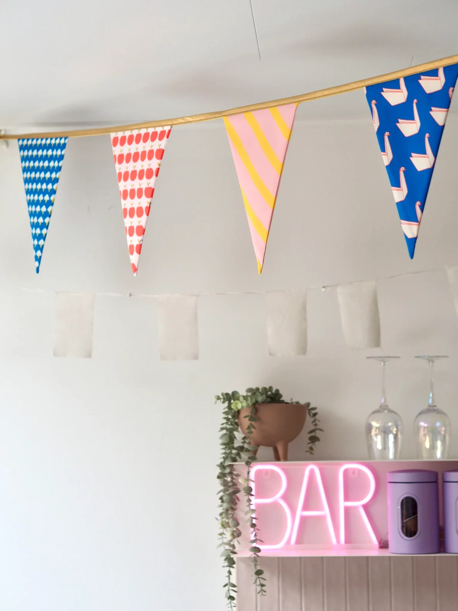 duurzame slinger met kleurrijke vlaggen lengte 12 meter 24 vlaggen