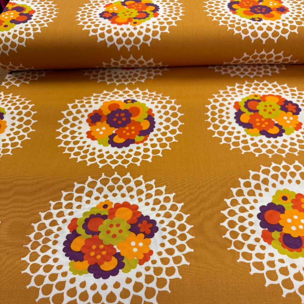 seventies stof geel met grafisch patroon bloemen