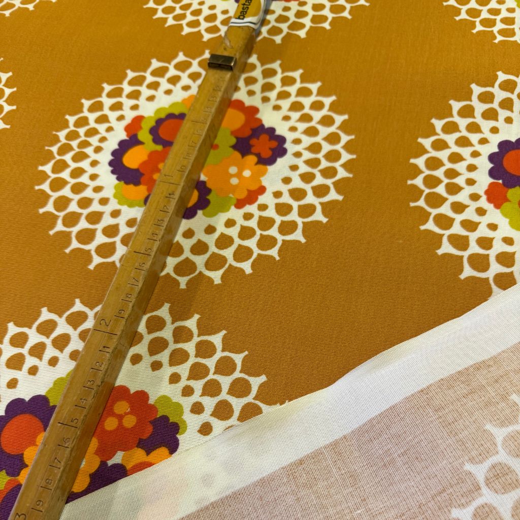 jaren 70 stof geel met grafisch bloemen patroon