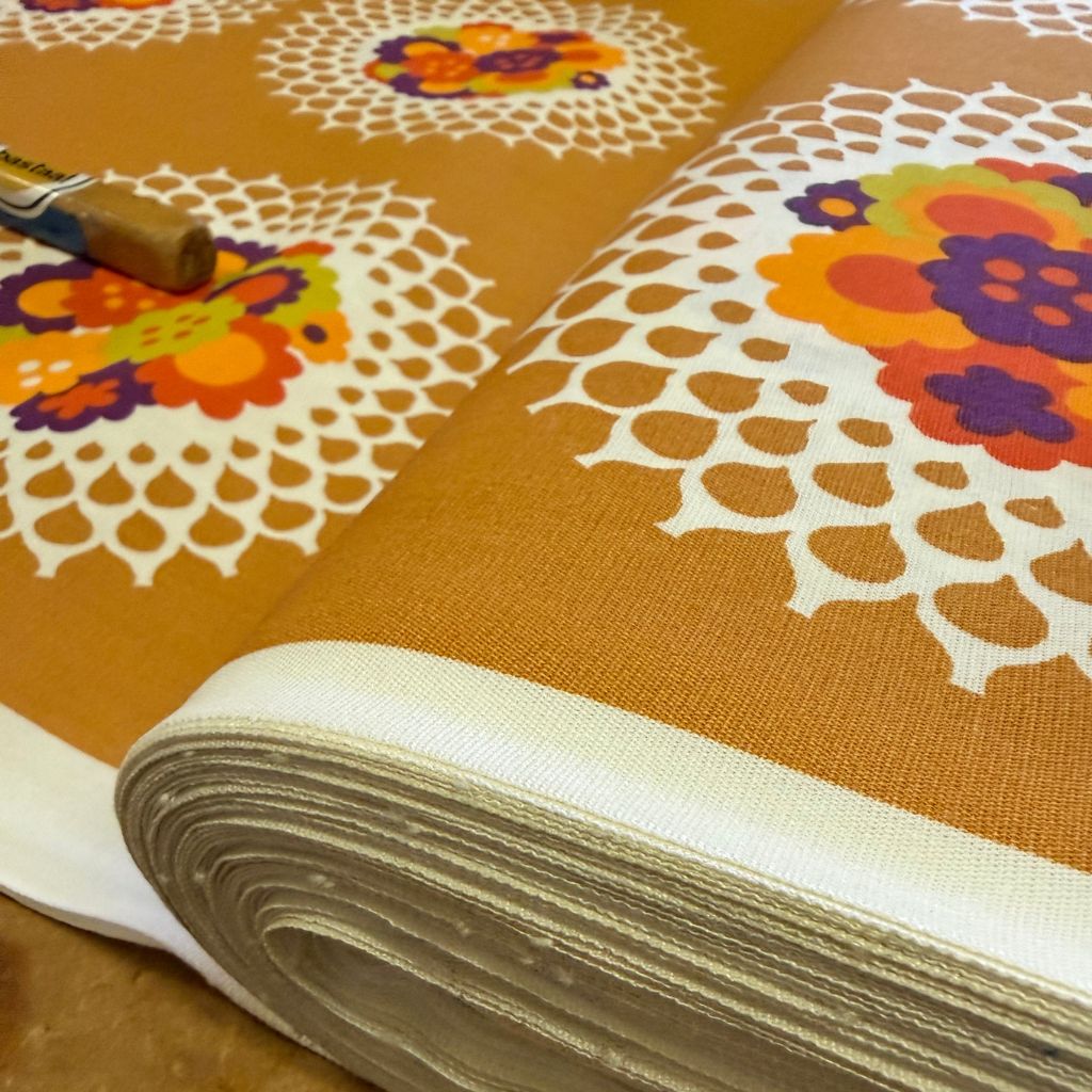 jaren 70 stof grafisch patroon bloemen in geel