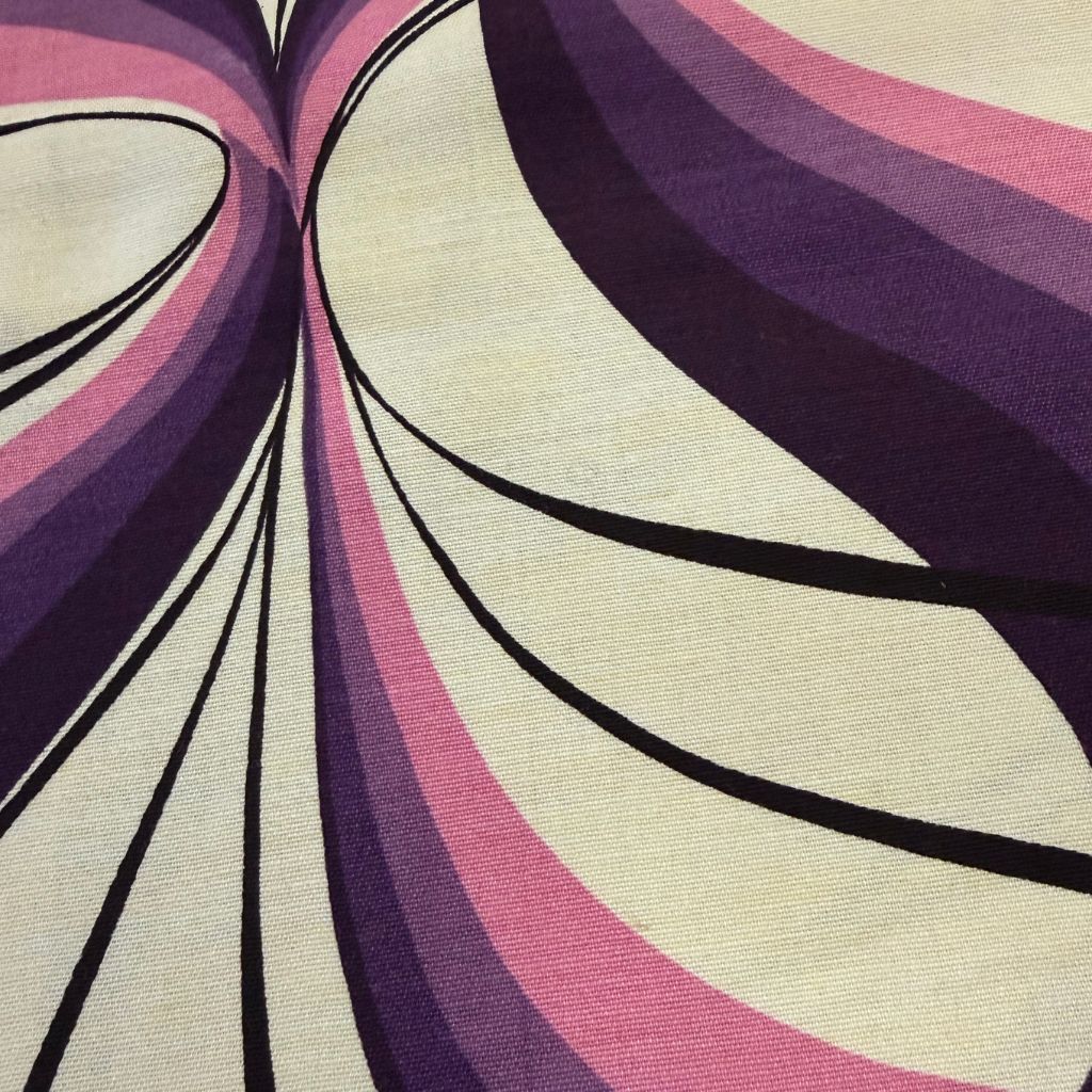 vintage stof met spiraalvorm patroon in paars roze