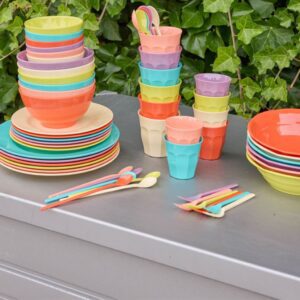 melamine bekers en lepels en vorken in pastel kleuren