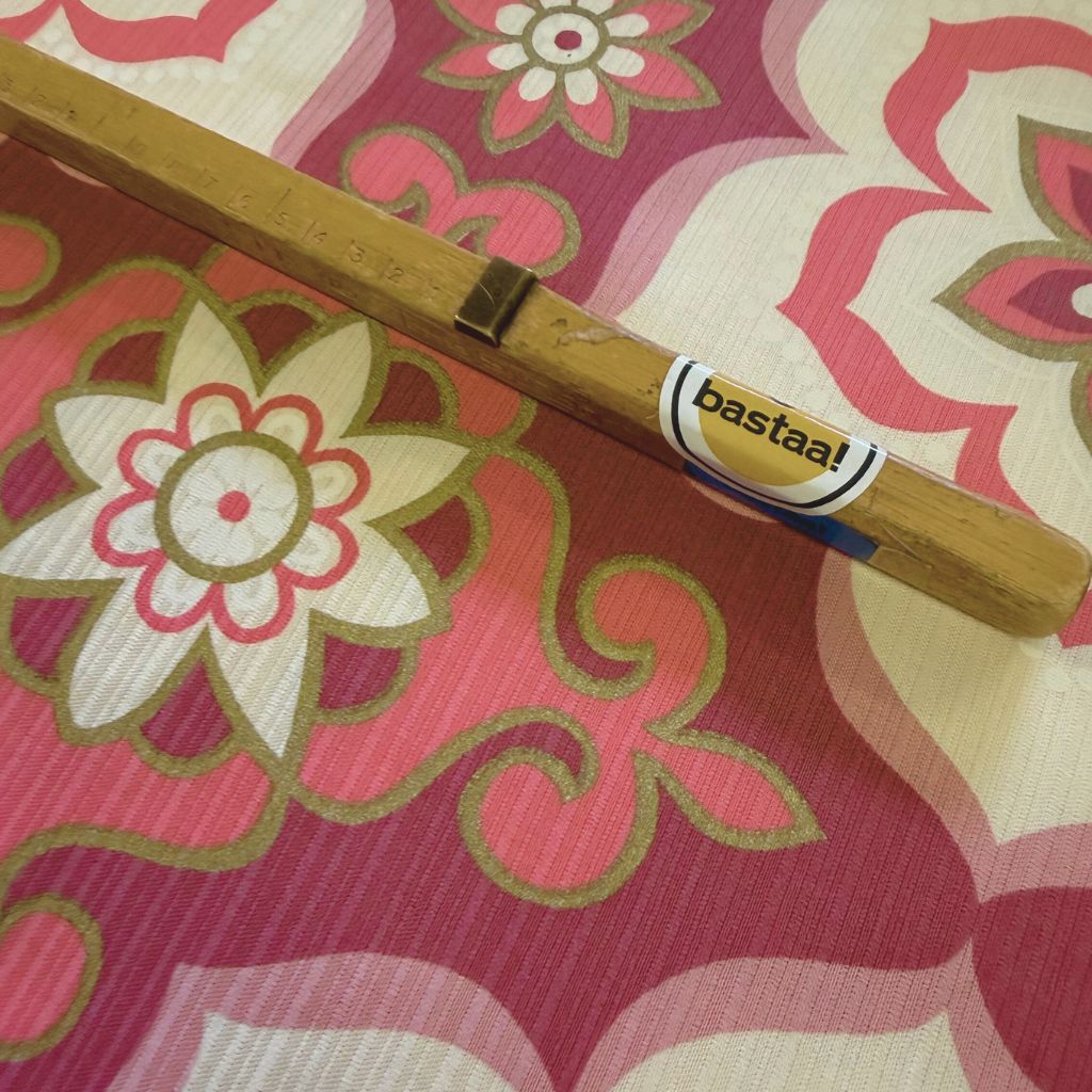 jaren 70 gordijnstof retro stijl met kleurrijke roze bloemen