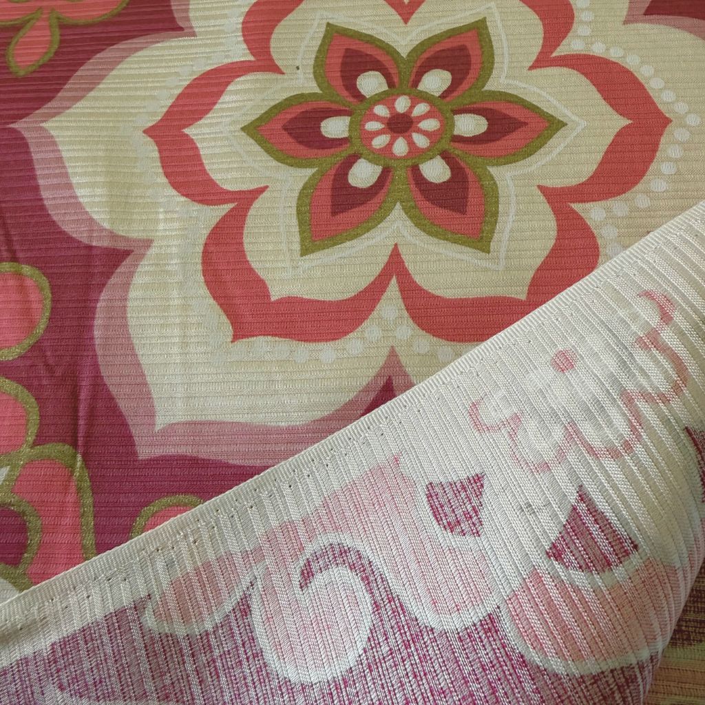 seventies gordijnstof met roze bloemen patroon