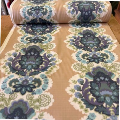 jaren 70 stof beige met blauwe bloemen barok print