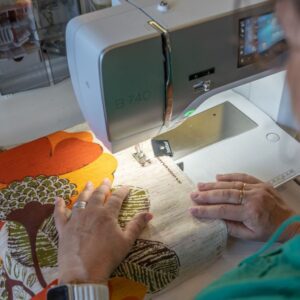 achter de naaimachine bij bastaa