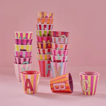 roze gestreepte letter bekers van melamine