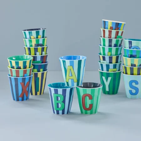 letter beker melamine met strepen in baluw groen