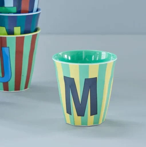 letter beker met de letter M gestreept