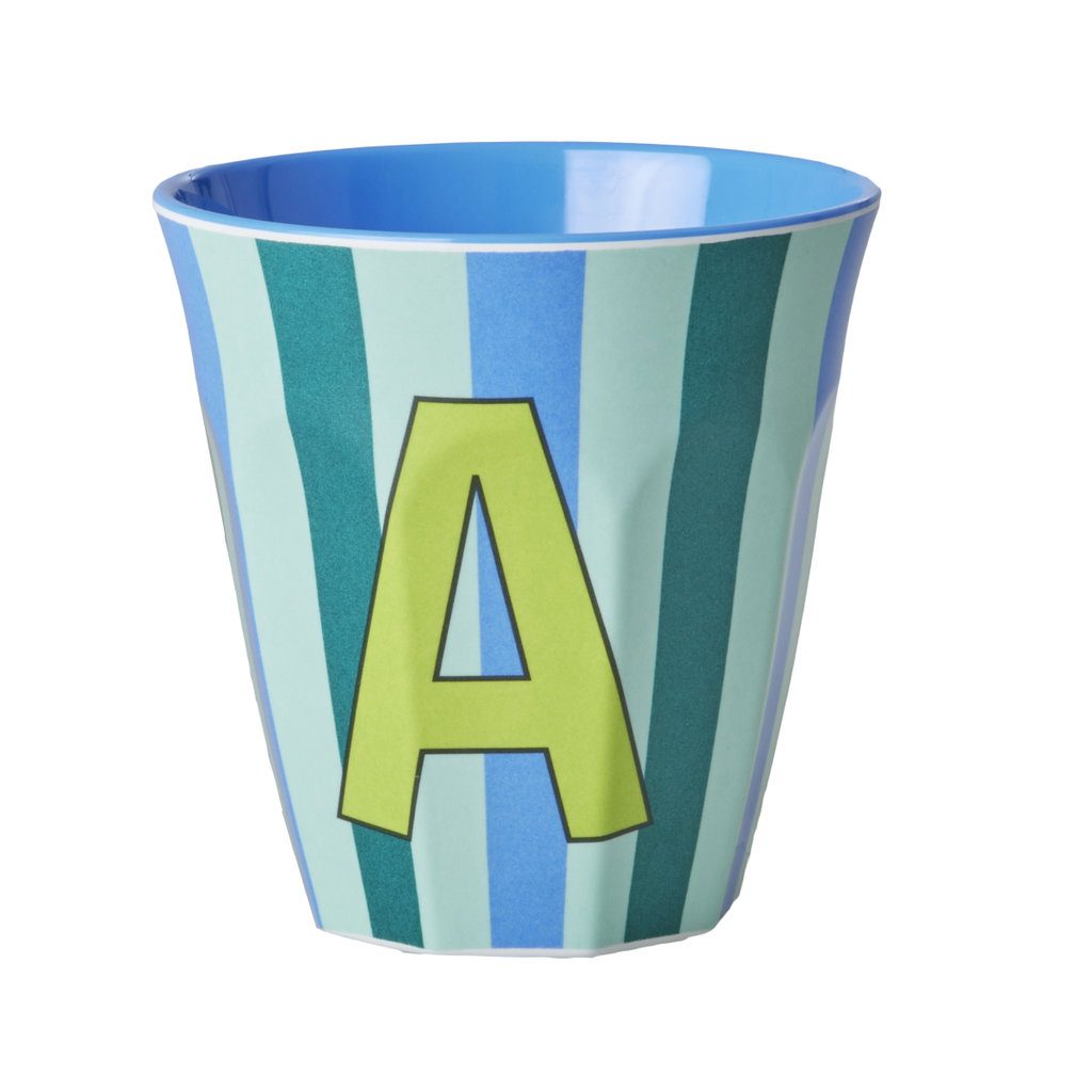 beker met letter A en blauw groene strepen