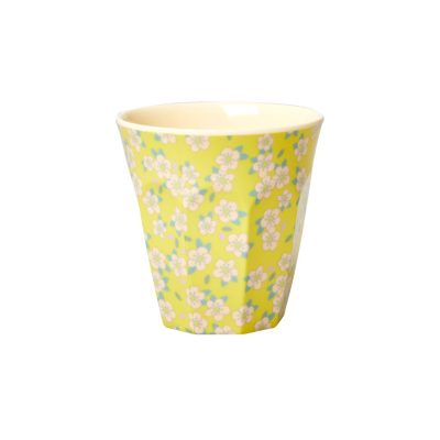 gele beker met bloemen